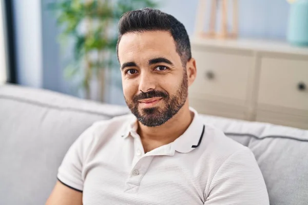 Joven Hombre Hispano Sonriendo Confiado Sentado Sofá Casa —  Fotos de Stock