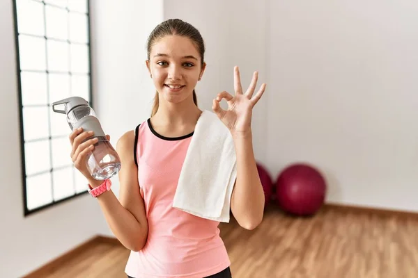 Junge Brünette Teenager Sportkleidung Die Wasserflasche Lächelnd Positiv Tun Zeichen — Stockfoto