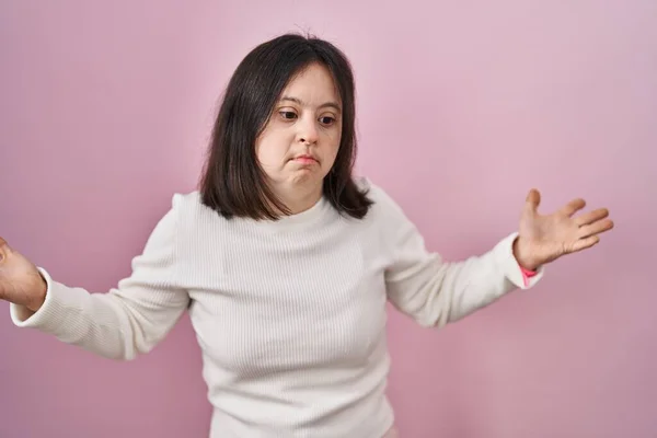 Donna Con Sindrome Piedi Sfondo Rosa Espressione Indiscreta Confusa Con — Foto Stock