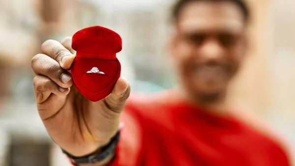 Guapo Afroamericano Joven Sosteniendo Anillo Compromiso — Foto de Stock