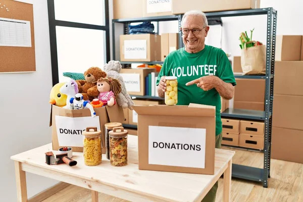 Senior Man Vrijwilliger Houden Donaties Doos Zetten Eten Een Doos — Stockfoto