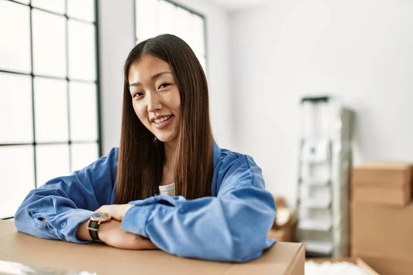 Menina Chinesa Jovem Sorrindo Feliz Inclinação Caixa Papelão Nova Casa — Fotografia de Stock