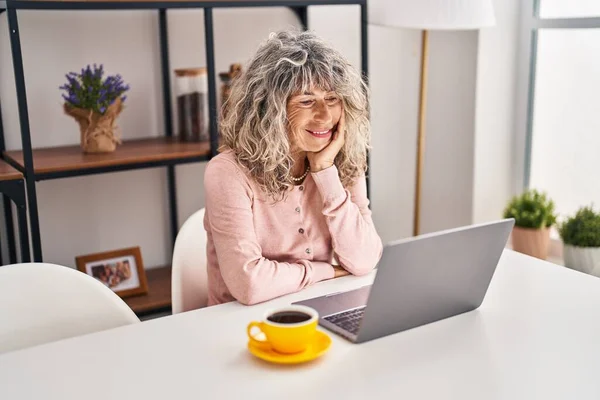 Mujer Mediana Edad Utilizando Ordenador Portátil Sentado Mesa Casa —  Fotos de Stock