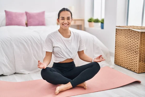 Joven Mujer Hispana Sonriendo Confiada Entrenando Yoga Dormitorio — Foto de Stock