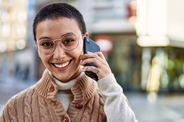 Ung Latinamerikansk Kvinna Med Kort Hår Ler Glad Tala Telefon — Stockfoto