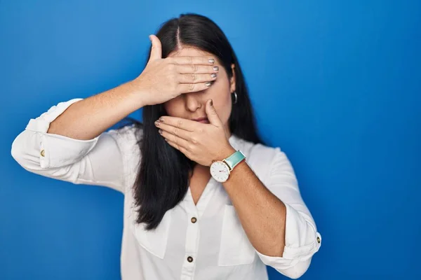 Mujer Hispana Joven Pie Sobre Fondo Azul Cubriendo Los Ojos — Foto de Stock