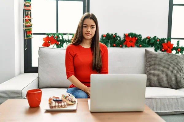 Jovem Morena Usando Laptop Sentado Sofá Natal Relaxado Com Expressão — Fotografia de Stock