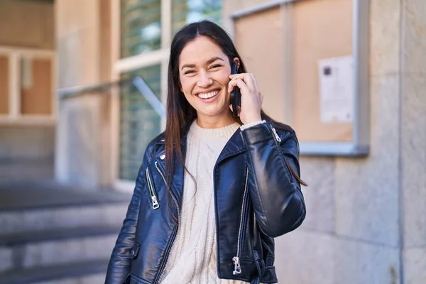 Mujer Joven Sonriendo Confiada Hablando Teléfono Inteligente Calle — Foto de Stock