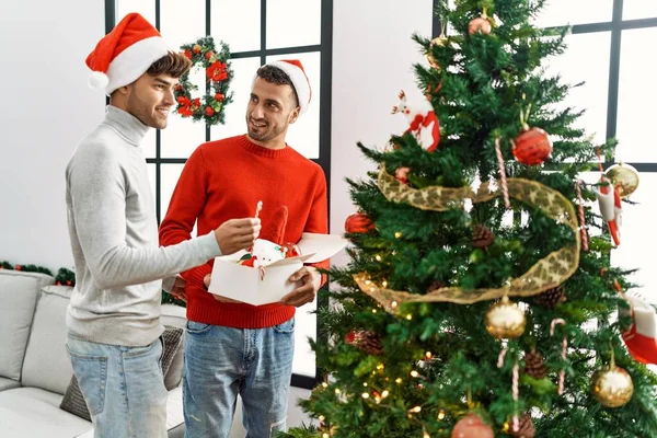 Deux Hommes Hispaniques Couple Souriant Confiant Décorer Arbre Noël Maison — Photo