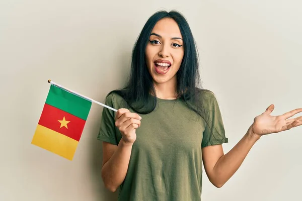 Giovane Ragazza Ispanica Che Tiene Bandiera Del Camerun Celebrando Raggiungimento — Foto Stock