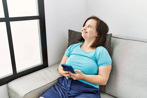 Brünette Frau Mit Syndrom Sitzt Mit Smartphone Wohnzimmer Auf Dem — Stockfoto