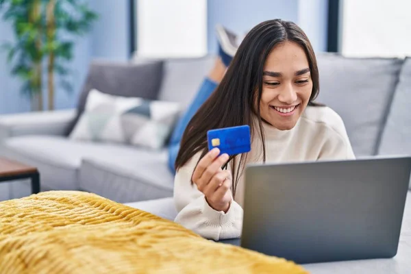 Ung Latinamerikansk Kvinna Som Använder Laptop Och Kreditkort Ligger Soffan — Stockfoto