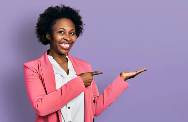 Африканська Американка Волоссям Афро Діловій Куртці Вражена Посміхається Камери Представляючи — стокове фото