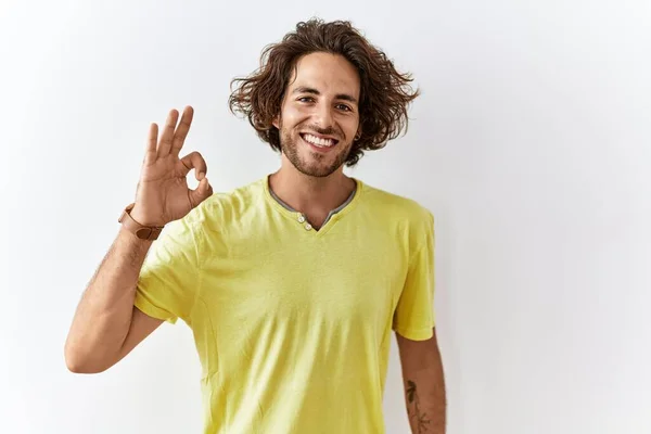 Joven Hombre Hispano Pie Sobre Fondo Aislado Sonriendo Positiva Haciendo — Foto de Stock