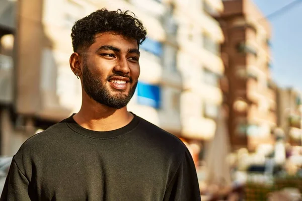 Sokakta Kendinden Emin Gülümseyen Genç Bir Arap — Stok fotoğraf