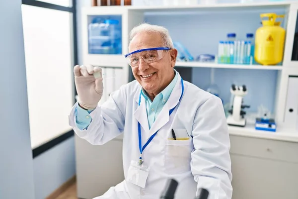 Senior Man Wearing Scientist Uniform Holding Sample Laboratory — ストック写真