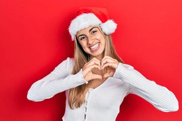 Mulher Hispânica Bonita Usando Chapéu Natal Sorrindo Amor Fazendo Forma — Fotografia de Stock