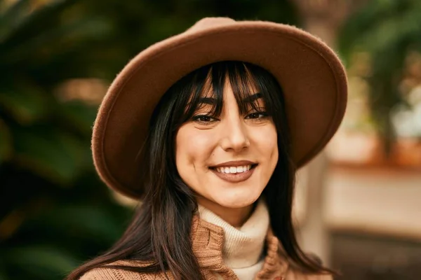 Μελαχρινή Γυναίκα Που Φοράει Χειμωνιάτικο Καπέλο Χαμογελώντας Στο Πάρκο — Φωτογραφία Αρχείου