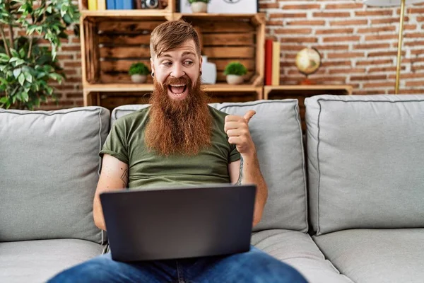 Redhead Man Long Beard Using Laptop Sitting Sofa Living Room — 图库照片