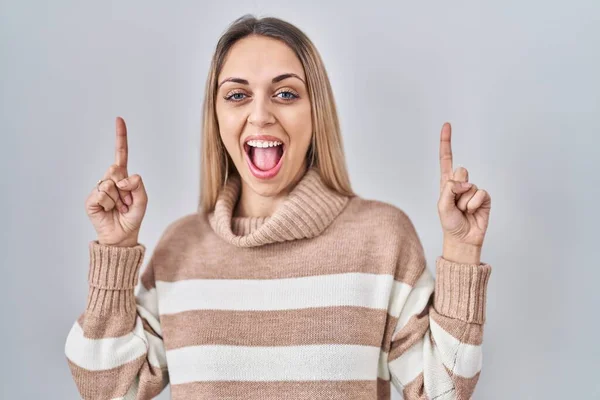 Giovane Donna Bionda Che Indossa Maglione Dolcevita Sfondo Isolato Sorridendo — Foto Stock