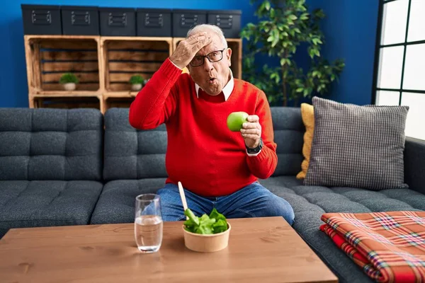 Uomo Anziano Con Capelli Grigi Mangiare Insalata Mela Verde Stressato — Foto Stock