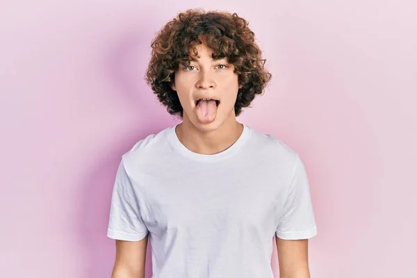 Hombre Joven Guapo Con Camiseta Blanca Casual Sacando Lengua Feliz — Foto de Stock