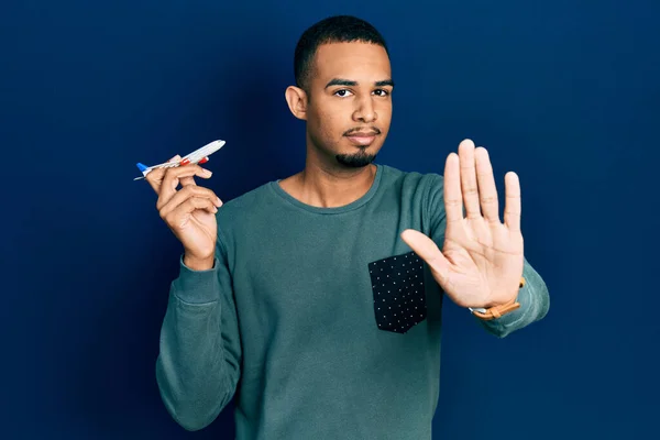 Ung Afrikansk Amerikansk Man Håller Flygplan Leksak Med Öppen Hand — Stockfoto