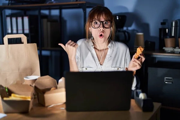 Jovem Mulher Bonita Trabalhando Usando Laptop Computador Comer Comida Entrega — Fotografia de Stock