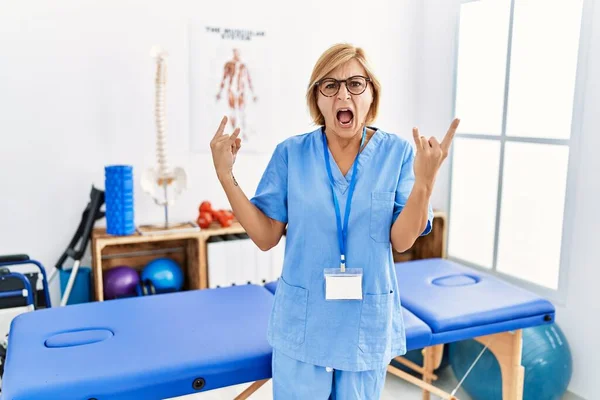 Middle Age Blonde Woman Working Pain Recovery Clinic Shouting Crazy — ストック写真