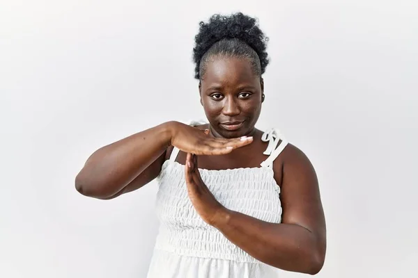 Молодая Африканская Женщина Стоящая Белом Изолированном Фоне Делающая Жесты Руками — стоковое фото