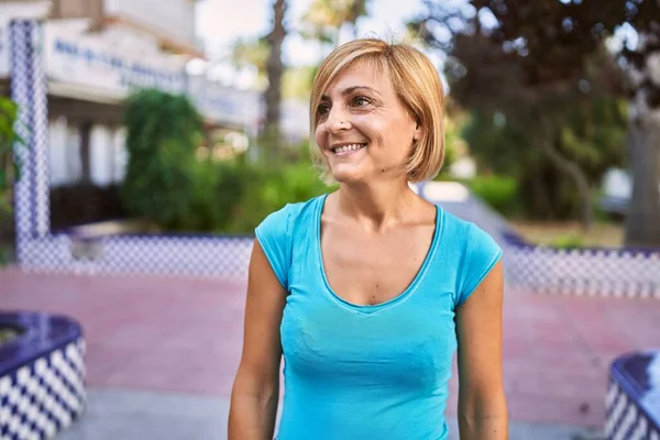 Orta Yaşlı Güzel Bir Kadın Parkta Kendine Güvenen — Stok fotoğraf