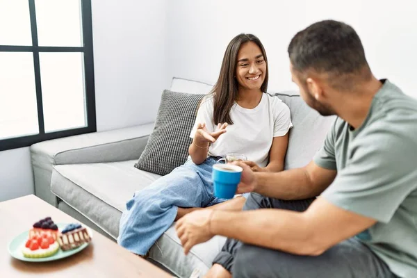 Unga Latinska Par Äter Frukost Sittandes Soffan Hemma — Stockfoto