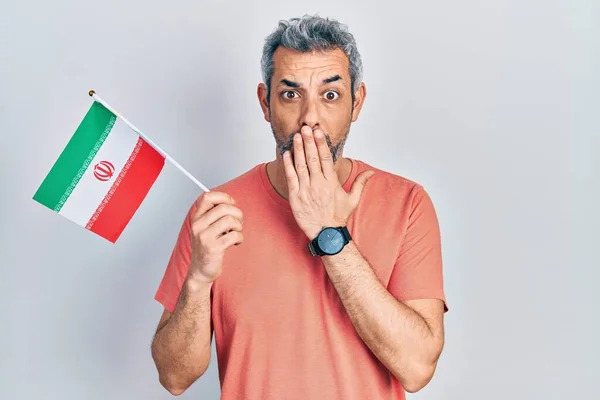 Pohledný Muž Středního Věku Šedivými Vlasy Držící Íránskou Vlajku Zakrývající — Stock fotografie