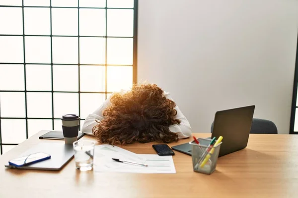 Middelbare Leeftijd Spaanse Vrouw Overwerkt Met Hoofd Tafel Kantoor — Stockfoto