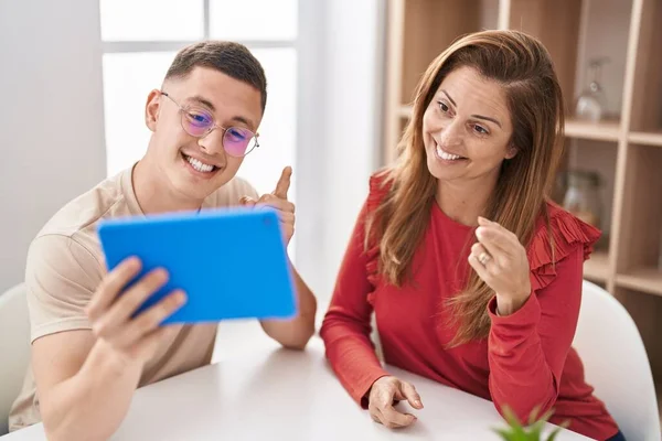 Madre Hijo Usando Dispositivo Del Touchpad Sonriendo Feliz Señalando Con — Foto de Stock