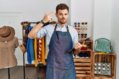 Perakende satış mağazası müdürü olarak çalışan yakışıklı genç adam kendini vuruyor ve öldürüyor. Silah gibi el ve parmakları işaret ediyor, intihar jesti.. 