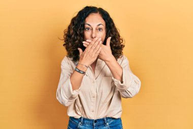 Gündelik kıyafetler giyen orta yaşlı İspanyol kadın yanlışlıkla elleri ile ağzını kapatırken şok oldu. gizli kavram. 