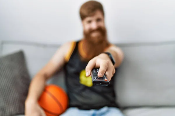 Jovem Irlandês Sorrindo Feliz Assistindo Jogo Basquete Casa — Fotografia de Stock