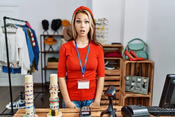 Молода Біла Жінка Працює Менеджером Роздрібному Магазині Налякана Вражена Відкритим — стокове фото