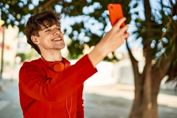 Genç Spanyol Gülümseyen Adam Şehrin Akıllı Telefonunda Selfie Çekerken Mutlu — Stok fotoğraf