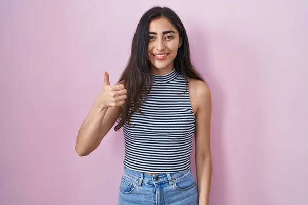 Joven Adolescente Con Camiseta Rayas Casuales Haciendo Gesto Feliz Pulgares —  Fotos de Stock