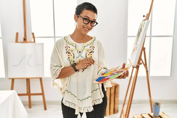 Joven Mujer Hispana Sonriendo Confiado Dibujo Estudio Arte — Foto de Stock