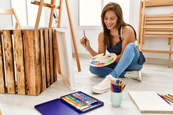 Joven Artista Hispana Sonriendo Feliz Dibujo Estudio Arte — Foto de Stock