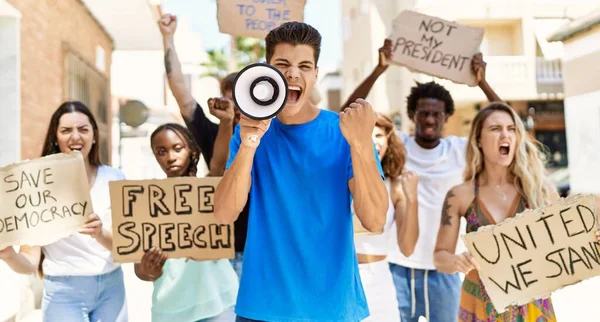 一群在城市抗议高举标语和使用扩音器的年轻活动分子 — 图库照片