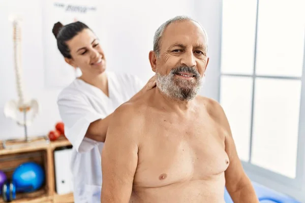 Fisioterapeuta Paciente Sorrindo Confiante Ter Sessão Reabilitação Clínica — Fotografia de Stock