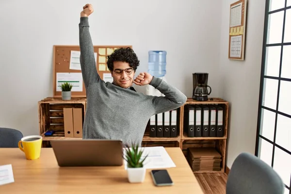 Jovem Homem Negócios Hispânico Cansado Esticando Braços Escritório — Fotografia de Stock