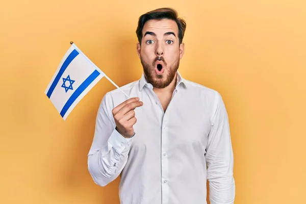 英俊的高加索男人 留着胡子 举着以色列国旗 惊讶地张开嘴 惊讶地不敢相信自己的脸 — 图库照片