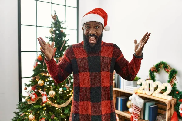 African American Man Wearing Santa Claus Hat Standing Christmas Tree — Stock Photo, Image