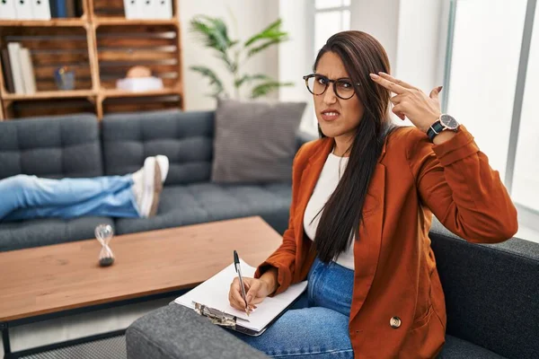 Jonge Spaanse Vrouw Die Werkt Als Psycholoog Die Zichzelf Neerschiet — Stockfoto