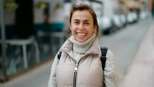 Hiszpanka Średnim Wieku Uśmiechnięta Pewnie Stojąca Ulicy — Zdjęcie stockowe